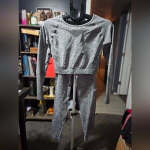 Icon Apparel Gray Long Sleeve Crop Top and Leggings Work Out Set Sz S/M